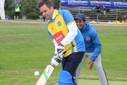 Idrottsminister Gabriel Wikström testar cricket. Hur spelas cricket? Cricket är en brännbollsliknande sport som spelas på en ovalformad gräsplan, stor som ungefär en till två fotbollsplaner.