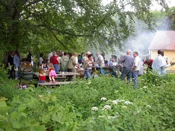 SID 8 Samling vid grillen på invigningen av utställningen "Får man grilla här?