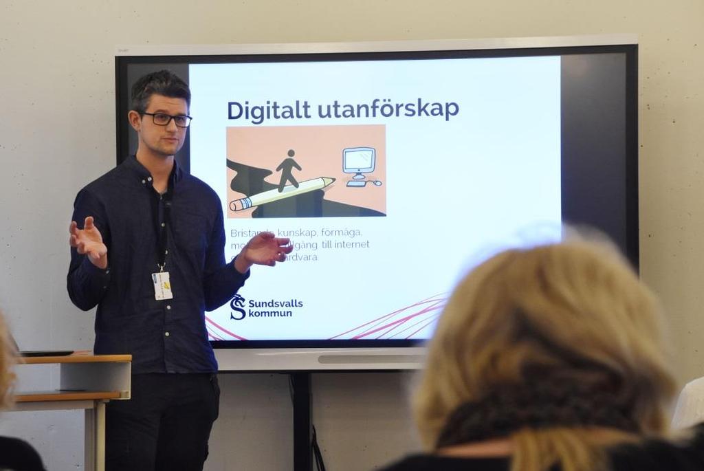 Det händer hela tiden. Varenda dag [kommer frågor som rör] ställa på bil, leta information, flyktingar - hur mycket som helst.