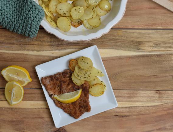 FREDAG PANERAD SCHNITZEL SERVERAD MED PARMESANSÅS OCH RÅSTEKT POTATIS 45 MIN Sätt ugnen på 200 grader. 1. Skala potatisen. 2. Tärna potatisen i tärningar om 1x1cm.