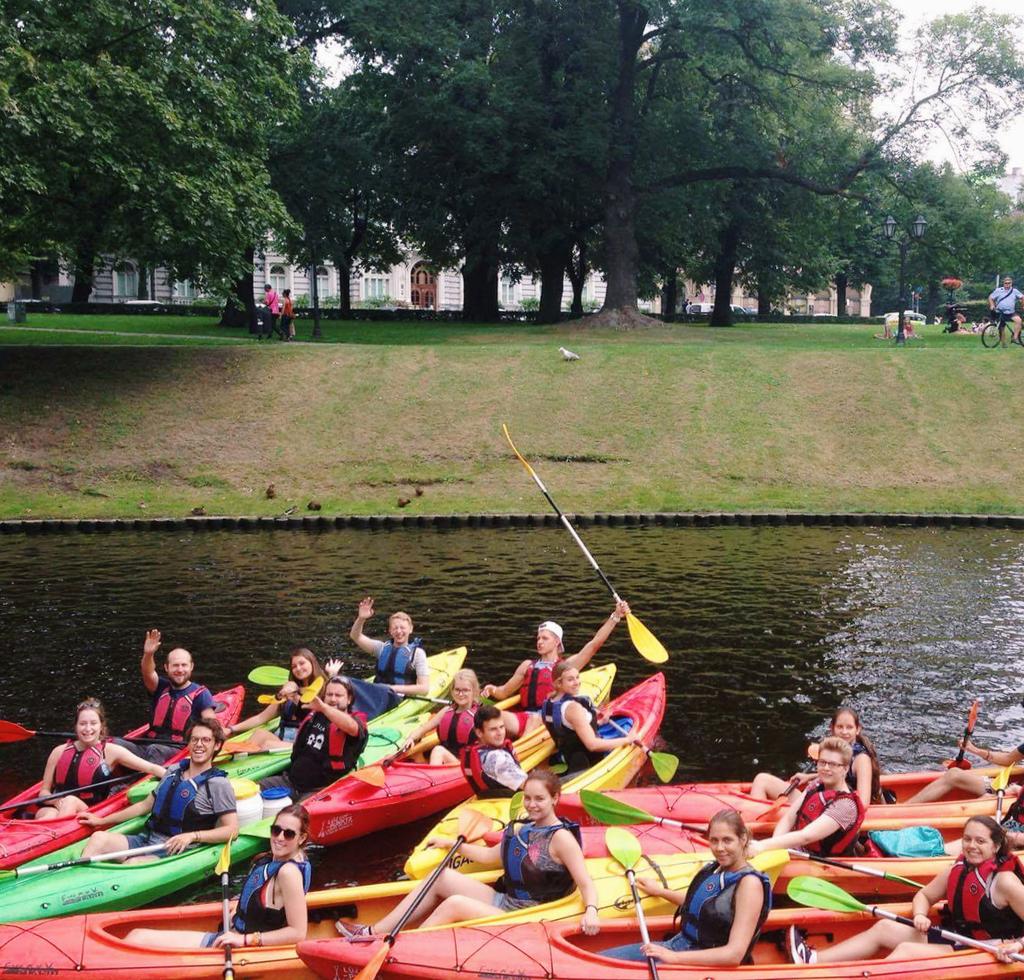 Vissa av aktiviteterna är kopplade till skolor eller högskolor och andra är fristående.