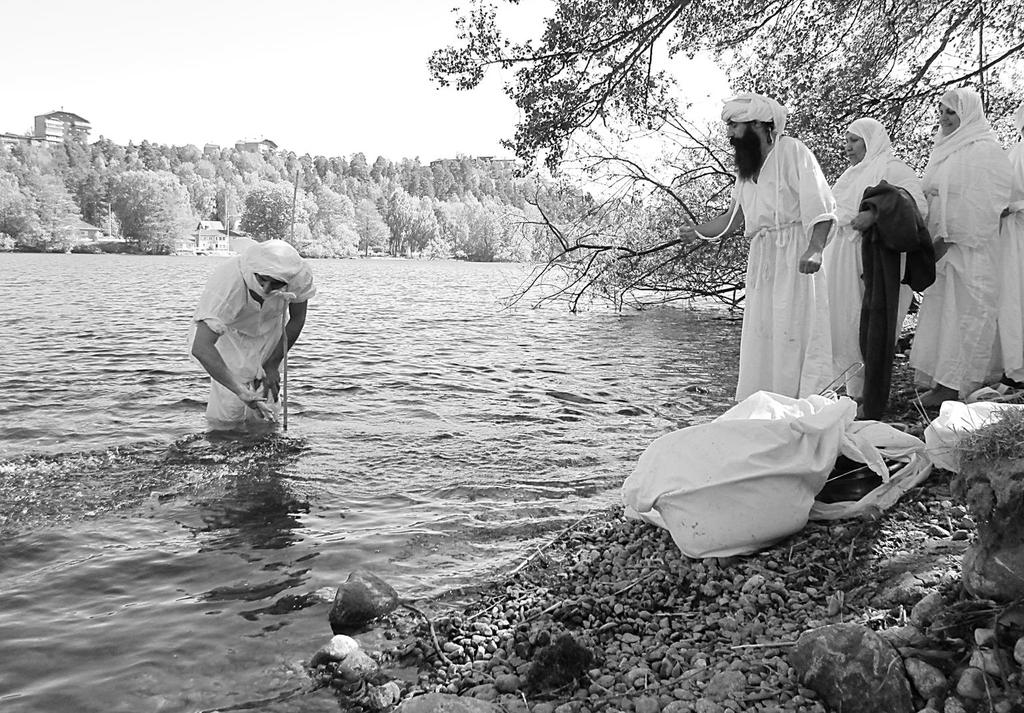 Mandeisk dopritual vid Albysjön 2013. Foto: Max Stockman (SST) Vilka är mandéerna? Mandéerna är en folkgrupp från Irak och Iran som hittills varit nästan helt okänd i väst.