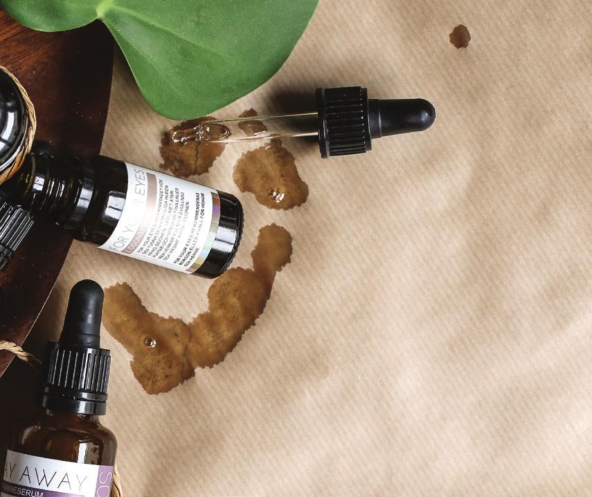 KEEP THE MOIST ÅTERFUKTANDE SERUM Keep The Moist är ett serum för den fuktfattiga huden som ger stöd och elasticitet samt absorberar och binder vatten i dermis.