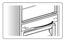 7. Placera den nedre dörren på en slät yta med sin panel uppåt. Lossa skruvarna 3. lossa del 2. 2och del 1.
