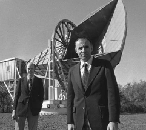 Mikrovågsbakgrnen 1965 tolkae Wilson och Penzias en svag bakgrnsignal som e fann i en mikrovågsantenn för kosmisk strålning som mikrovågsbakgrn.