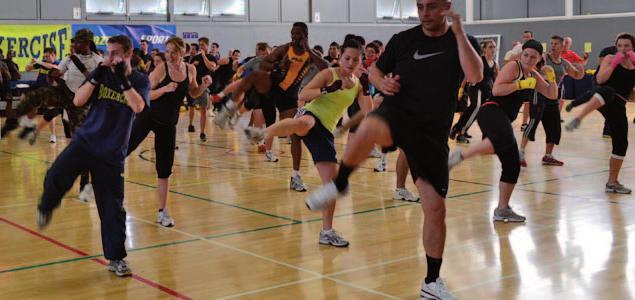 boxercise Boxercise, är en gruppträningsform som främst är tänkt som konditionsträning, men man lägger in vissa styrkeövningar som exempelvis situps och pushups.