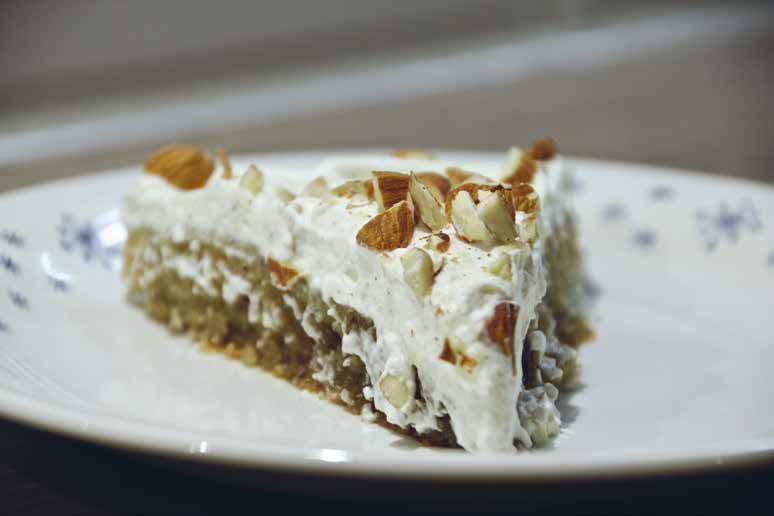 SEMMELKLADDKAKA Ingredienser: 50 g smör 100 g mandelmassa 2 tsk kardemummakärnor 2 ½ dl strösocker 3 ägg 2 dl glutenfri bakmix 2 tsk vaniljsocker 1 krm salt Sätt ugnen på 175 grader. Smält smöret.