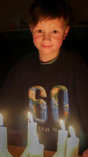 LÖRDAG EARTH HOUR 25 mars 2017 Klockan 20.30-21.30 Earth Hour tillsammans för klimatet! Earth Hour blir mer och mer ett välkänt begrepp. Men kan förskolor vara med?