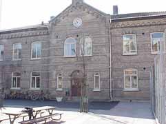 fastighet: INGRID 14, hus A. Södra skolan. forts. INGRID 14 A från NV fastighet: INGRID 14, hus B. Södra skolan. adress: Skansgatan 24. ålder: 1994.