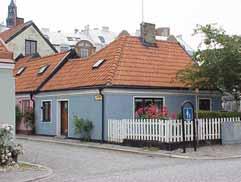 adress: Teatergränd 15. ålder: 1800-tal. Ombyggt 1947. antal våningar: 1 Svartmålad puts. Blå spritputs.