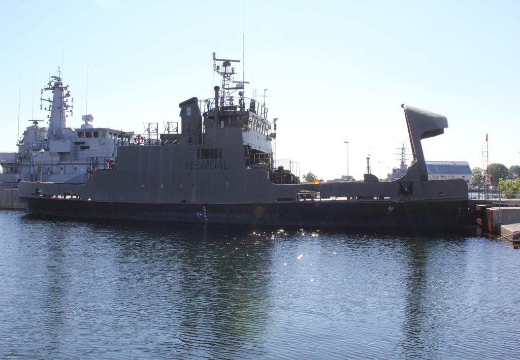 1/11 Försvarsexportmyndigheten Fredrik Hansson militärsakkunnig Sjö Marknadsavdelningen +46 (0) 76 621 93 55 2012-10-30 FXM 2012/323:2 Sista anbudsdag: 2012-12-14 FÖRFRÅGAN OM BUD (Försäljning