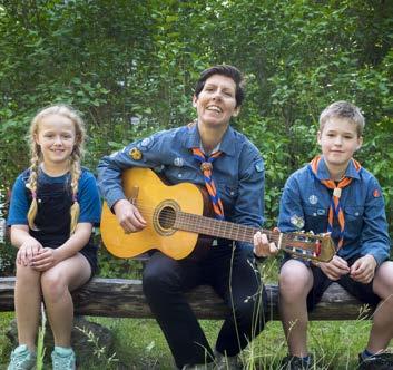 Din omgivning Bäverspaning och andra äventyr med scouterna SÅNG OCH GEMENSKAP I ÄLTA SCOUTKÅR Ett rött gammalt trähus med vita knutar omgiven av lummig grönska.