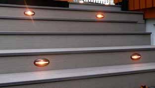 Vårt lovordade DeckLites-belysningssystem med energieffektiva LED-lampor skapar en harmonisk atmosfär och ger ett behagligt ljus på ert däck.