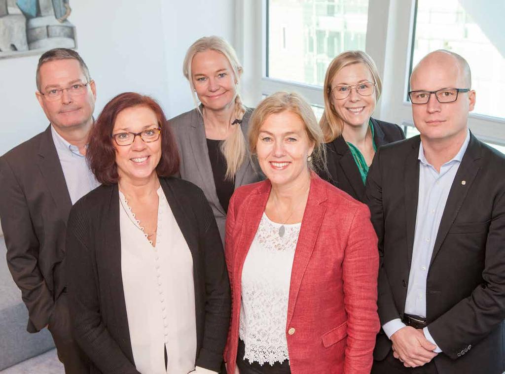 Ledning LEDNING Från vänster: Michael Carlsson, Mia Gustafson, Petra Sörling, Malin Sandvig, Emmali Edenbrink och Jonny Samuelsson MICHAEL CARLSSON f 1963 Befattning: Vd Huvudsaklig utbildning: