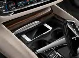 Via Bluetooth kan upp till två telefoner och en mobil musikspelare vara anslutna samtidigt till bilen. Backkamera Backkameran underlättar vid fickparkering och backningsmanövrar i lägre hastigheter.