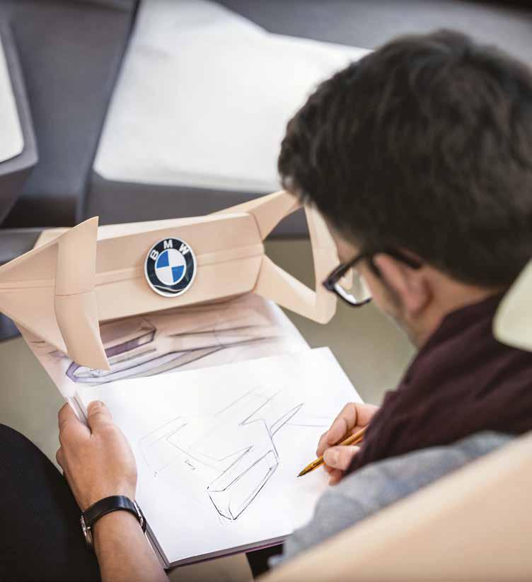 2 3 Vi ser tillbaka på ett århundrade präglat av innovationer och bilhistoria. För en framtidsinriktad koncern som BMW Group är det naturligt att vi även tar tillfället i akt att blicka framåt.