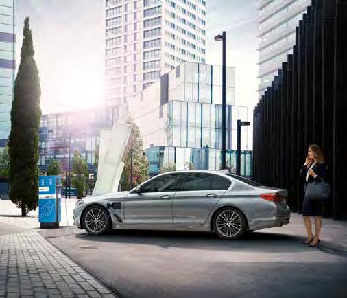 54 55 BMW 5-SERIE iperformance. ELEKTRIFIERANDE OCH ANNORLUNDA. BMW 5-serie iperformance är en komplett plug-in-hybrid med dynamiska köregenskaper.