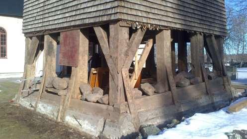 Demonteringen Här ses stapelns kraftiga ben och dess reparationssyllar från 1700-talet, nu också ingjutna i betong!