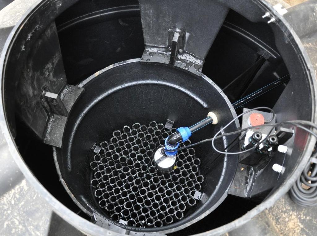 Fig 8. Vattenpumpens placering mitt i ProACT -tankens innertank Installation av luftpump Luftpumpen placeras stående ovanpå den upphöja plattan genom vilken luftröret sticker upp.