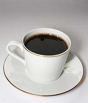 KOFFEIN Den mest allmänt använda drogen i vårt samhälle Finns i kaffe, te, koladrycker, energidrycker Halveringstid 3-7