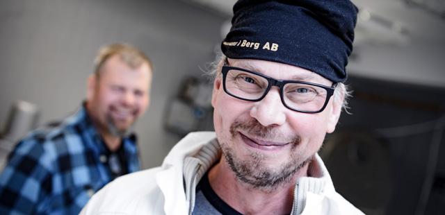 Sven Olofsson (bakgrunden) och Bob Jonasson är redo att jobba i mejeriet. Tillsammans driver de företaget Kossan i Berg.