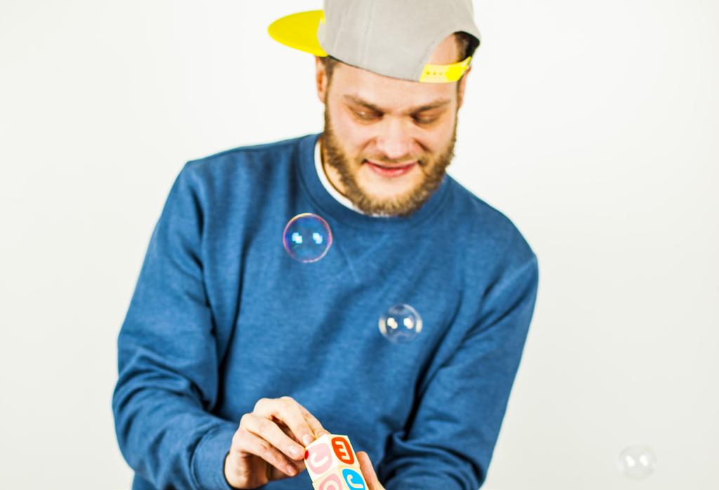 JOMPA EN SAGOTANT I HIPHOP Rekommendation: Glöm den äldre sagotanten i glasögon! Här kommer en ung kille som fantasifullt och fyndigt rappar sagor så det stänker.