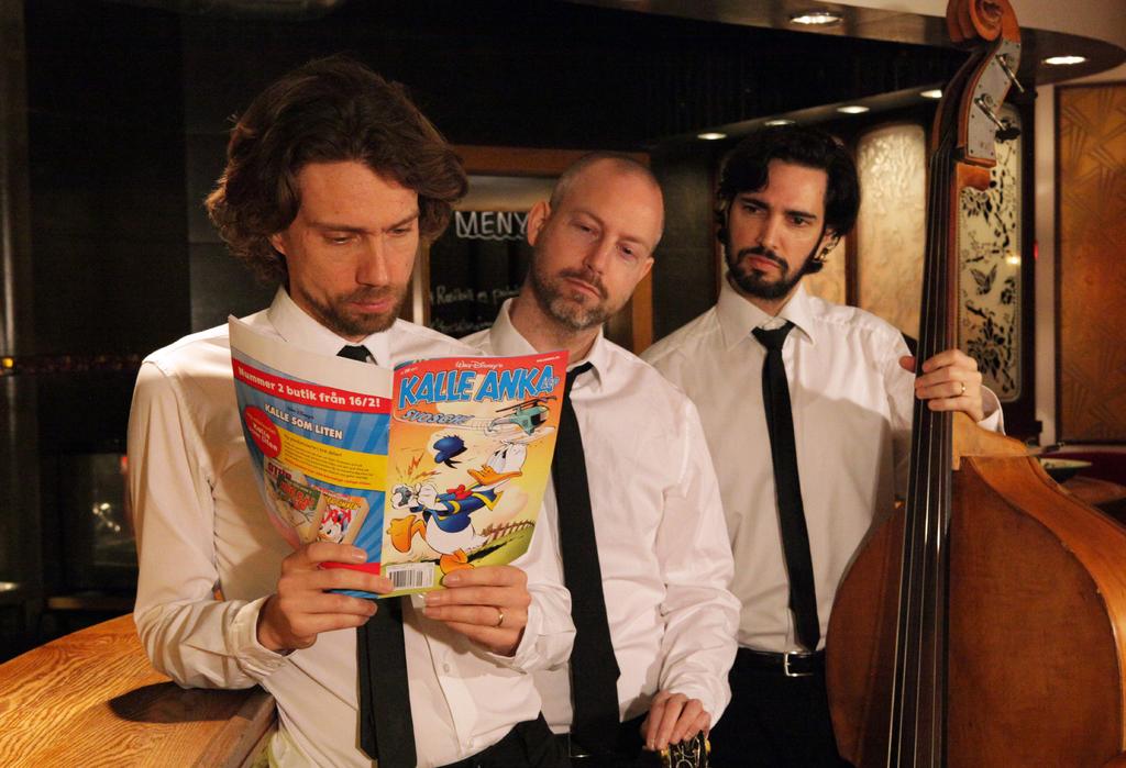 DJANGO & DISNEY, DISNEYFILM I SVÄNGIG GYPSY JAZZ Regi: Fredrik Gertten, Magnus Gertten Rekommendation: Disneyfilm blandas med svängig filmmusik med superbra musiker.