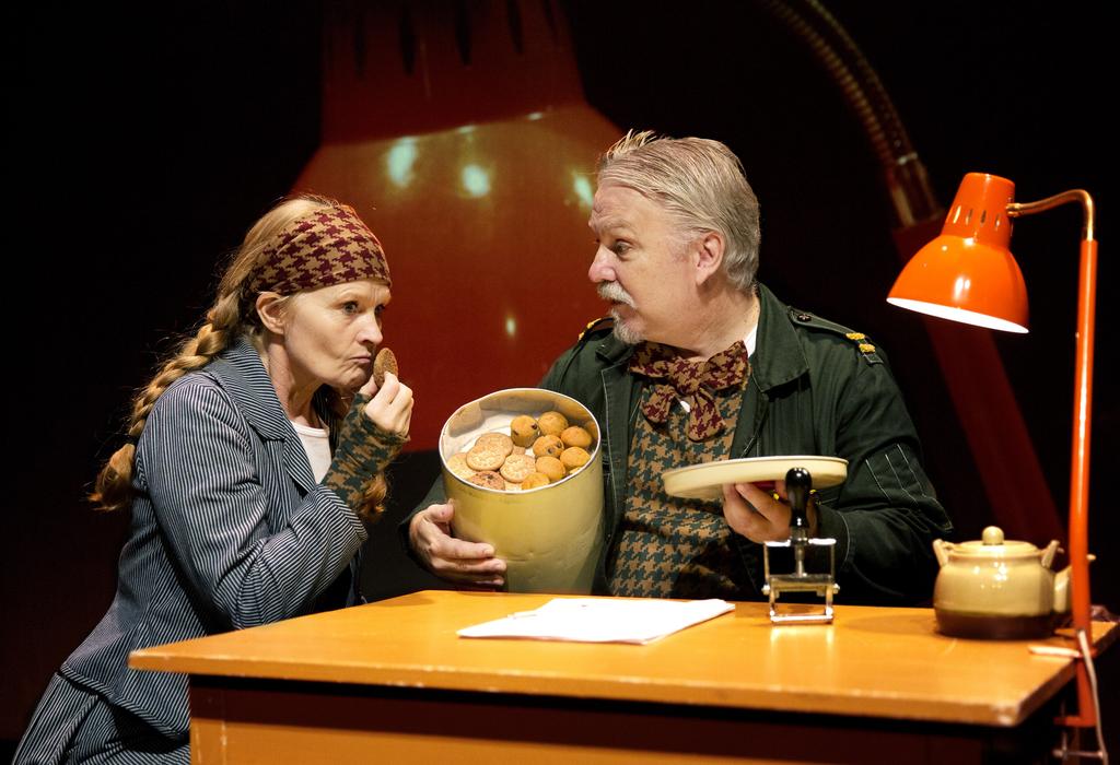 KOMMISSARIE GORDON EN FÄNGSLANDE DECKARE Regi: Peter Engkvist Rekommendation: En rikedom av musik, projektioner, mim, teater där skådespelarna tar historien på största allvar.