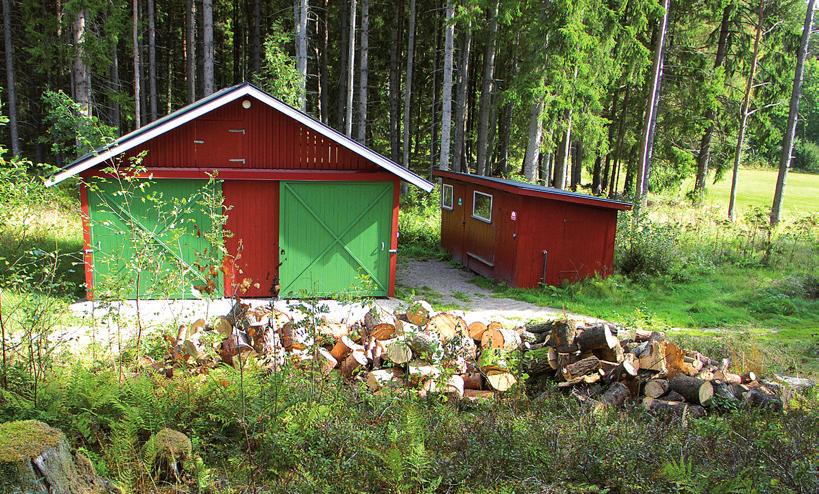 Kärror för transport av bagage till stugan finns i det provisoriska kärrskjulet vid parkeringen.