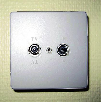 Radio och tv Vill du se på tv måste du ta med dig en tv med inbyggd digitalbox och antennsladd, eller en tv plus en separat digitalbox/mottagare samt anslutningssladd och antennsladd.