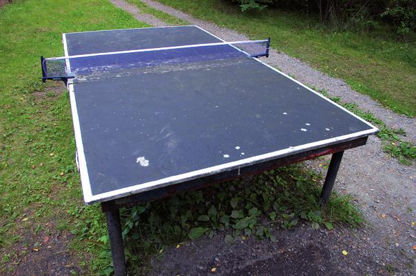 Det finns tennisracketar av varierande kvalitet i fårboden vid fotbollsplanen men det bästa är om du tar med dig egna.