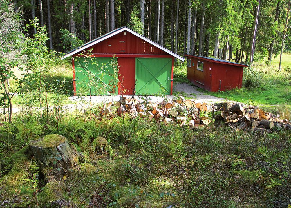 Boule och fritidsspel Vid fotbollsplanen finns en boulebana och i fårboden bredvid vedboden finns klot att låna.
