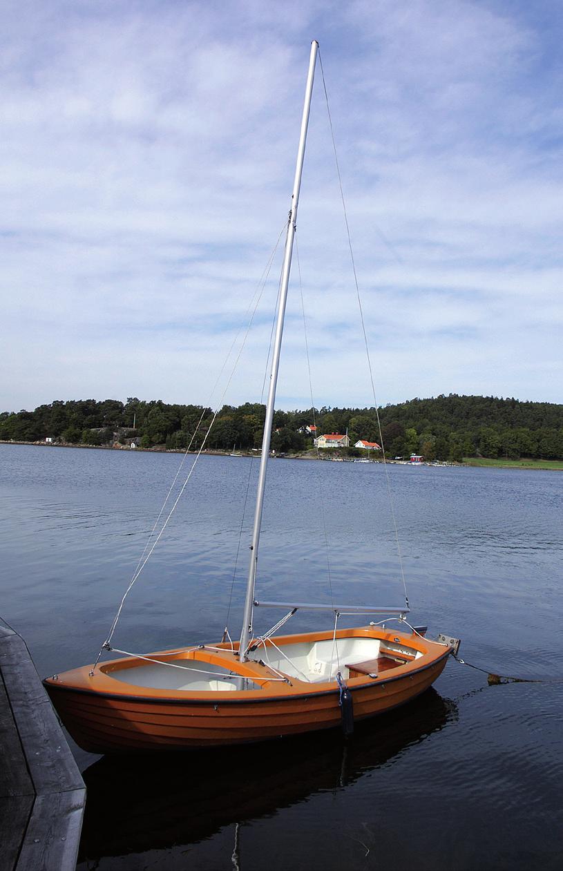 Det finns även en balansgunga, en rutschkana och lite leksaker i en box.