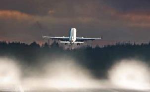 Den största källan till koldioxidutsläpp är de tjänsteresor som görs och då framförallt från flygresor. De redovisade utsläppen av CO2 från resor har under 2016 totalt ökat med 5,1 % jämfört med 2015.