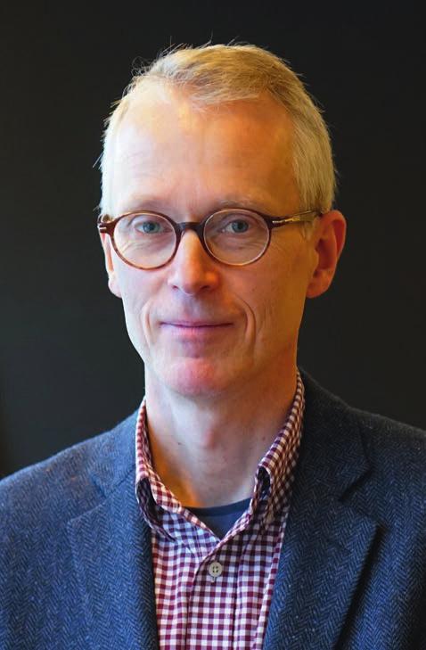 Atypisk parkinsonism svarar sällan på levodopa, åtminstone inte lika bra som Parkinsons sjukdom. Däremot kan dopaminagonister och amantadin ha viss effekt.