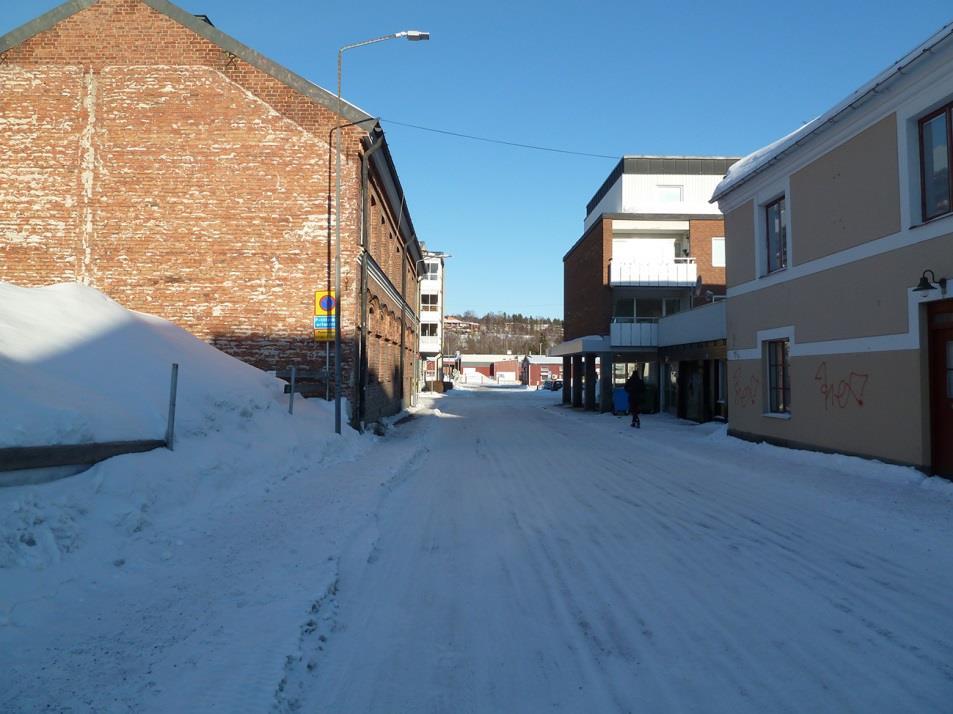 Figur 3.17 Foto österut från studiepunkten på Trädgårdsgatan. Figur 3.18 Foto västerut från studiepunkten på Trädgårdsgatan.