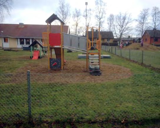 Befintlig fotbollsplan. Förskolan Sparven i bakgrunden.