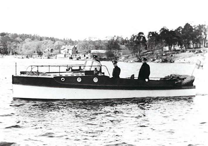 Historik Hamnpolisvadelningen bildades 1921 i Stockholm. Den hade till uppgift att bevaka stadens hamnar och vattenområde. Under denna tid var spritsmugglingen omfattande och ett stort problem.