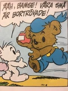 Skutt. Vektorn är det som visar att Bamse springer vilket är de svarta ränderna i luften bakom honom. Samtidigt tittar Lille Skutt på Bamse.