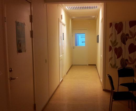 Vy mot pelare, sett mot entrén till höger WC Omkl Kontor