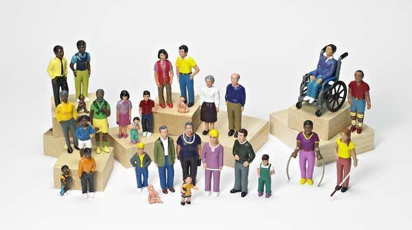 1 2 4 3 FAMILJEGRUPPER Varje familj består av åtta medlemmar i tre generationer. Vinylplast. Ben och armar kan inte röras.