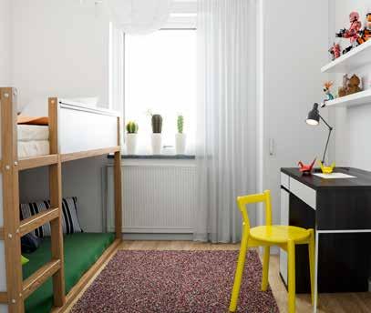 Köket har kaklat stänkskydd och bänkskiva av aluminiummönstrad laminat.