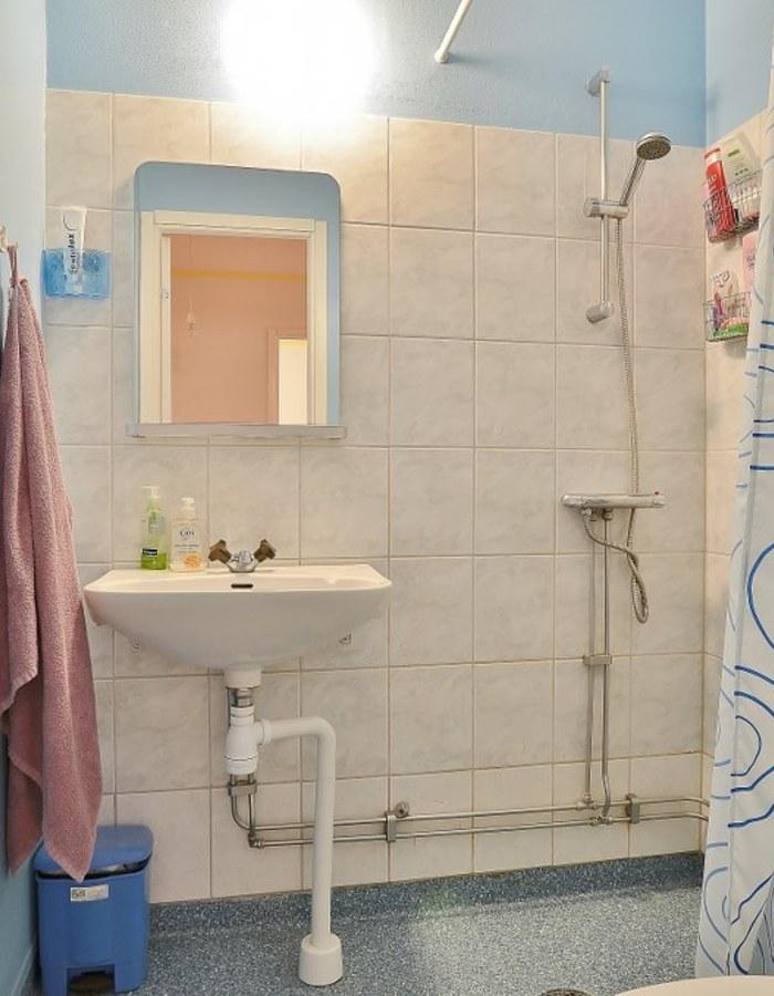 Duschrum Duschrum med våtrumsmatta, våtrumstapet och kaklat i duschhörna - helrenoverat