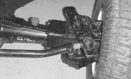 . Ställ maskinen på en plan yta, sänk ner klippenheterna och stäng av motorn. 2. Rengör området runt påfyllningsröret och tanklocket på hydraultanken (fig. 9).