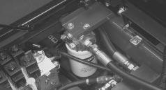 Byta hydraulfiltret Hydraulsystemets filterhuvud är utrustat med en serviceintervallsindikator. Titta på indikatorn när motorn är igång, det bör befinna sig i det GRÖNA området.