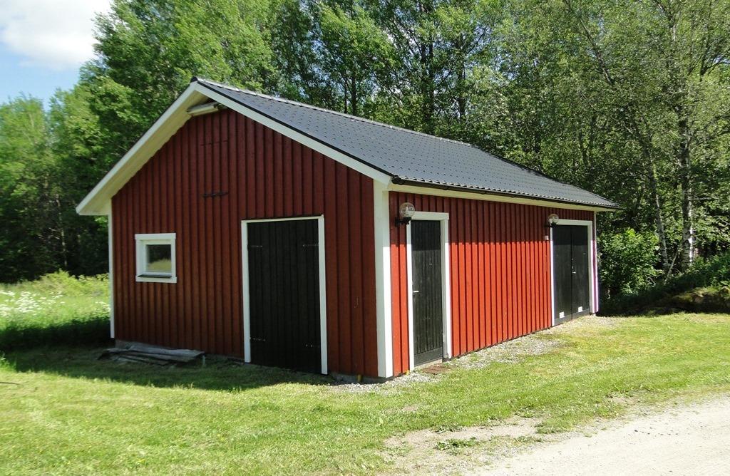 DALS-ED GESÄTER 2:1 Garage Skog Garage Träbyggnad uppförd 1996. Garaget har gjuten grund och tak av plåt. Byggnadsyta om 55 m² enligt fastighetstaxeringen och va 2,40 m i takhöjd.