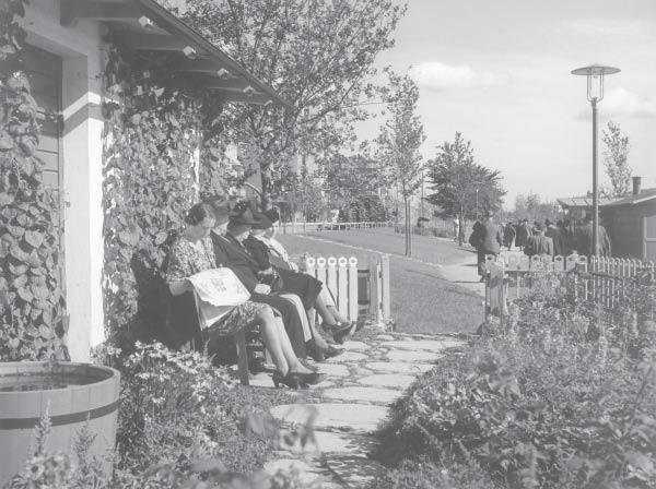 Vy åt öster. Rosengård och förråd. Foto 841.99, fotograf: C.G Rosenberg, årtal okänt (1940-), Trafikkontorets arkiv, Stockholms stad.