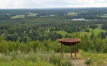 Detta berg utgör numera ett populärt utflyktsmål och en annorlunda utställningsmiljö för skulpturutställningen Konst på Hög.