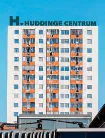 Ny skylt på taket Den gamla blå Huddinge centrum-skylten ersattes i september med en ny grön skylt, som följer centrumets varumärkesprofil.