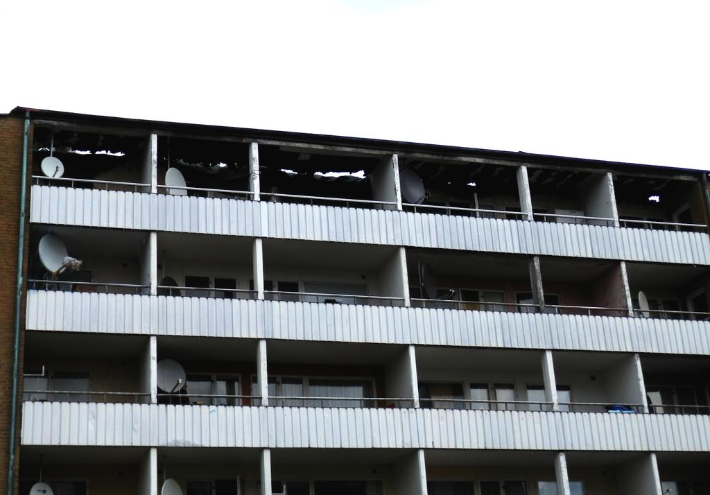 Cirka 35 minuter efter första larmet brann taket igenom ovanför balkongen i den branddrabbade lägenheten.